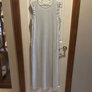 Casual White and Navy Sleeveless Sheath Maxi Dress